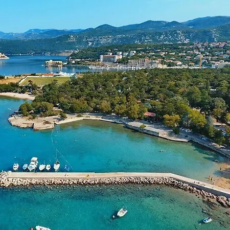Apartment Spacious Patio, 2 Bedrooms, Close To The Beach And Town Centre. Kraljevica