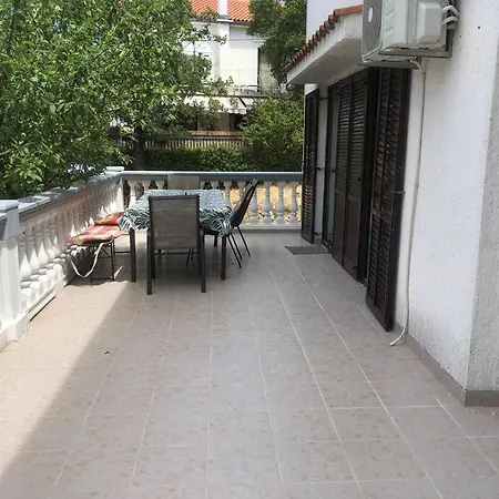Spacious Patio, 2 Bedrooms, Close To The Beach And Town Centre. Apartment Kraljevica