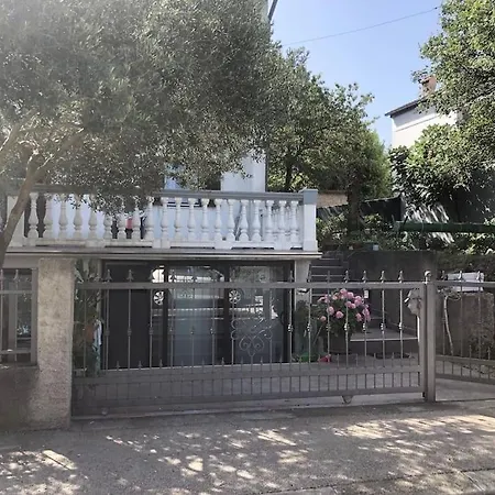 Spacious Patio, 2 Bedrooms, Close To The Beach And Town Centre. Kraljevica