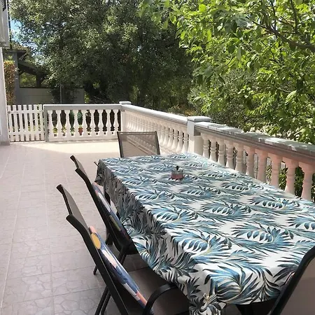 Spacious Patio, 2 Bedrooms, Close To The Beach And Town Centre. Apartment