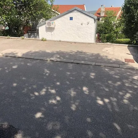 Apartment Spacious Patio, 2 Bedrooms, Close To The Beach And Town Centre.